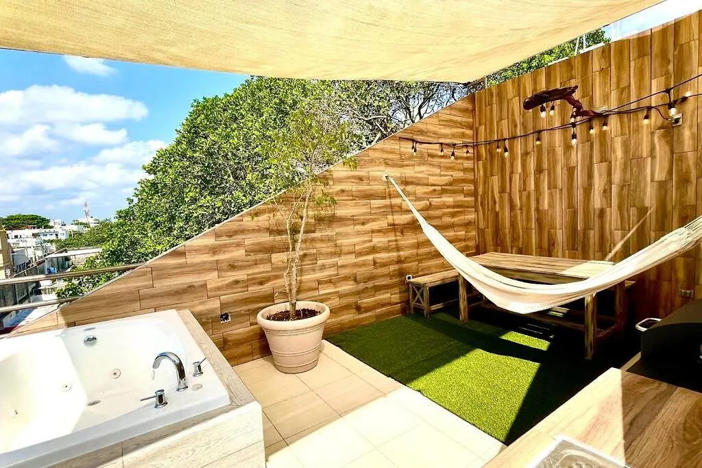 Cenote Penthouse Terraza & Jacuzzi Panoramicos, Muy Amplio, 2 Pisos Para Tu Uso Personal Y Exclusivo, 3 Recamaras, Excelente Ubicacion, La Playa Y La Quinta Av Caminando A 10 Minutos, Cerca De Restaurantes, Bares, Bancos, Nomadas Digitales 150 Mbps Playa del Carmen