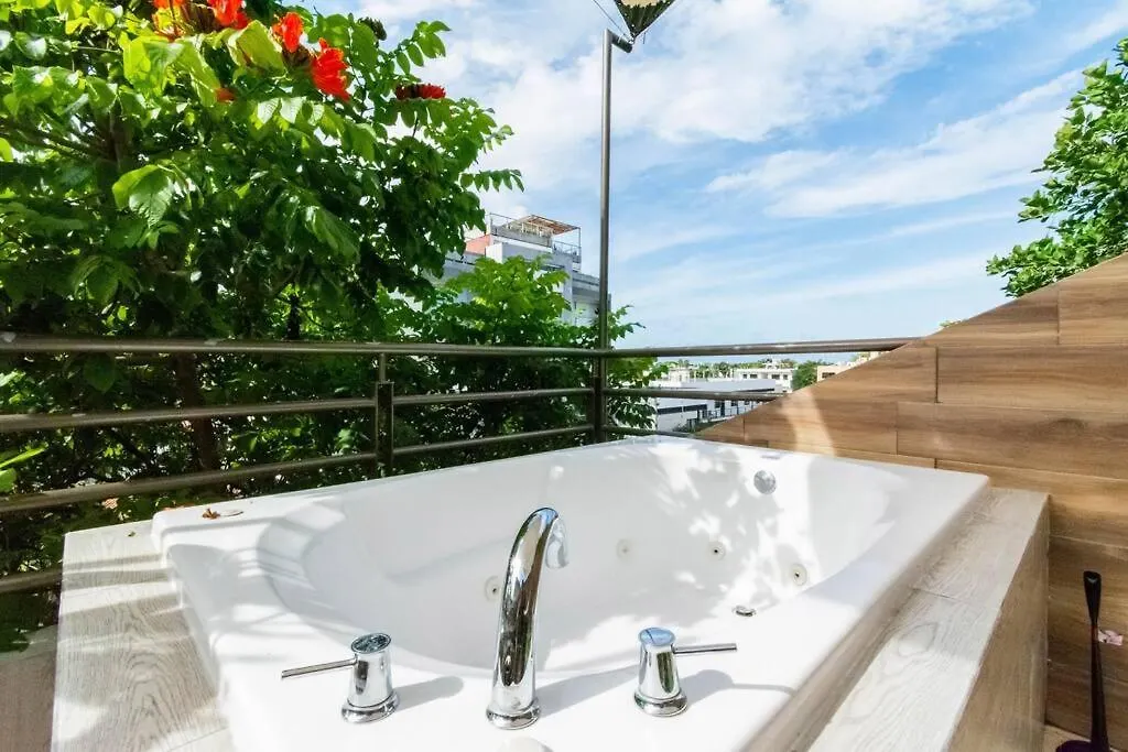 Apartment Cenote Penthouse Terraza & Jacuzzi Panoramicos, Muy Amplio, 2 Pisos Para Tu Uso Personal Y Exclusivo, 3 Recamaras, Excelente Ubicacion, La Playa Y La Quinta Av Caminando A 10 Minutos, Cerca De Restaurantes, Bares, Bancos, Nomadas Digitales 150 Mbps Playa del Carmen