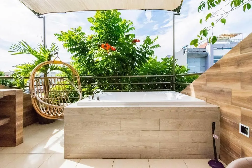 Cenote Penthouse Terraza & Jacuzzi Panoramicos, Muy Amplio, 2 Pisos Para Tu Uso Personal Y Exclusivo, 3 Recamaras, Excelente Ubicacion, La Playa Y La Quinta Av Caminando A 10 Minutos, Cerca De Restaurantes, Bares, Bancos, Nomadas Digitales 150 Mbps Playa del Carmen
