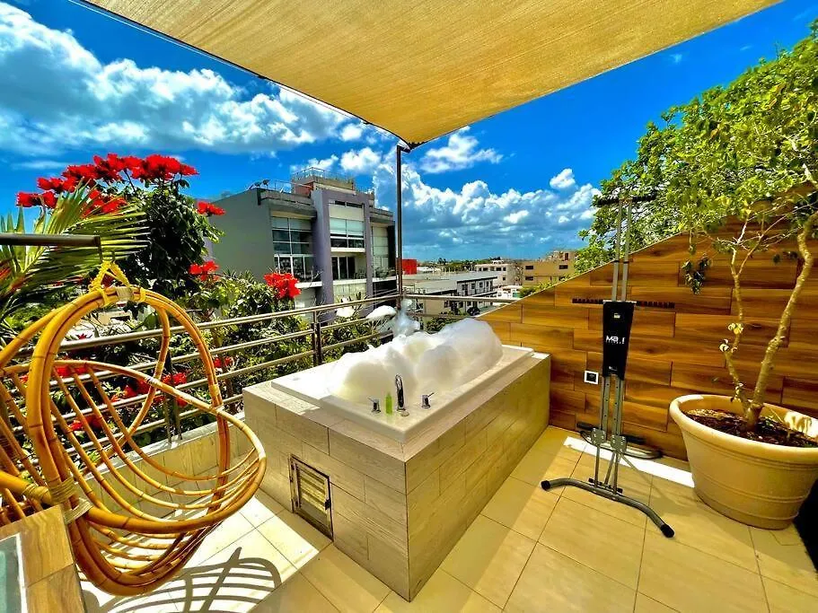 Cenote Penthouse Terraza & Jacuzzi Panoramicos, Muy Amplio, 2 Pisos Para Tu Uso Personal Y Exclusivo, 3 Recamaras, Excelente Ubicacion, La Playa Y La Quinta Av Caminando A 10 Minutos, Cerca De Restaurantes, Bares, Bancos, Nomadas Digitales 150 Mbps Playa del Carmen Mexico